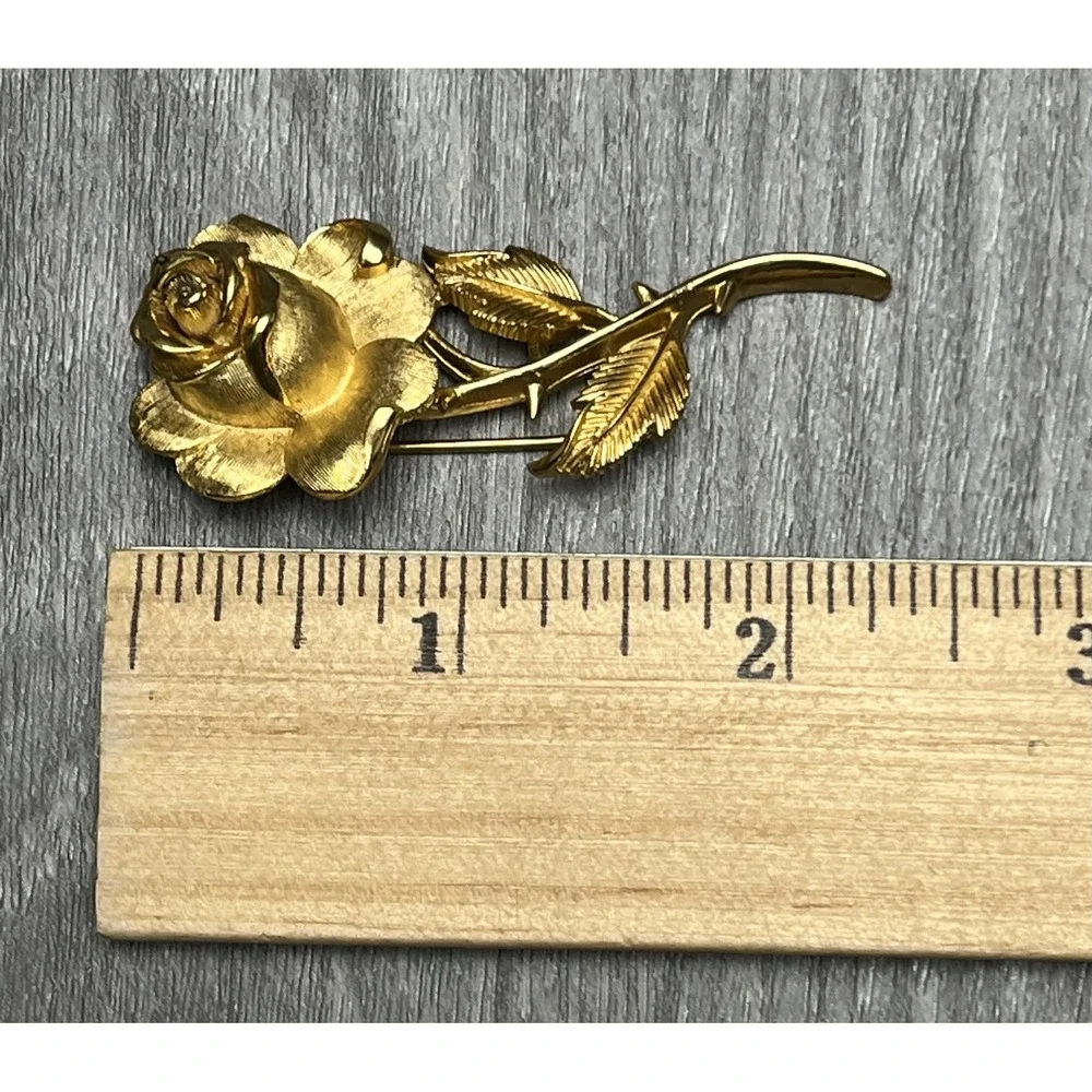 Vintage TRIFARI Gold Tone‎ Rose Flower Stem Brooch Pin Brushed Finish Floral